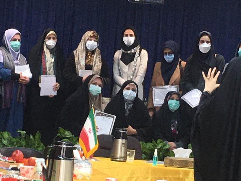 تقدیر مسولین منطقه ۵ از سرکار خانم صادق نژاد معاونت اموزشی دوره اول و مدیریت مدرسه فردوسی حکیم